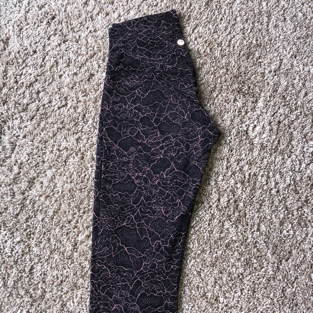 Lulu lemon size 4 aligns